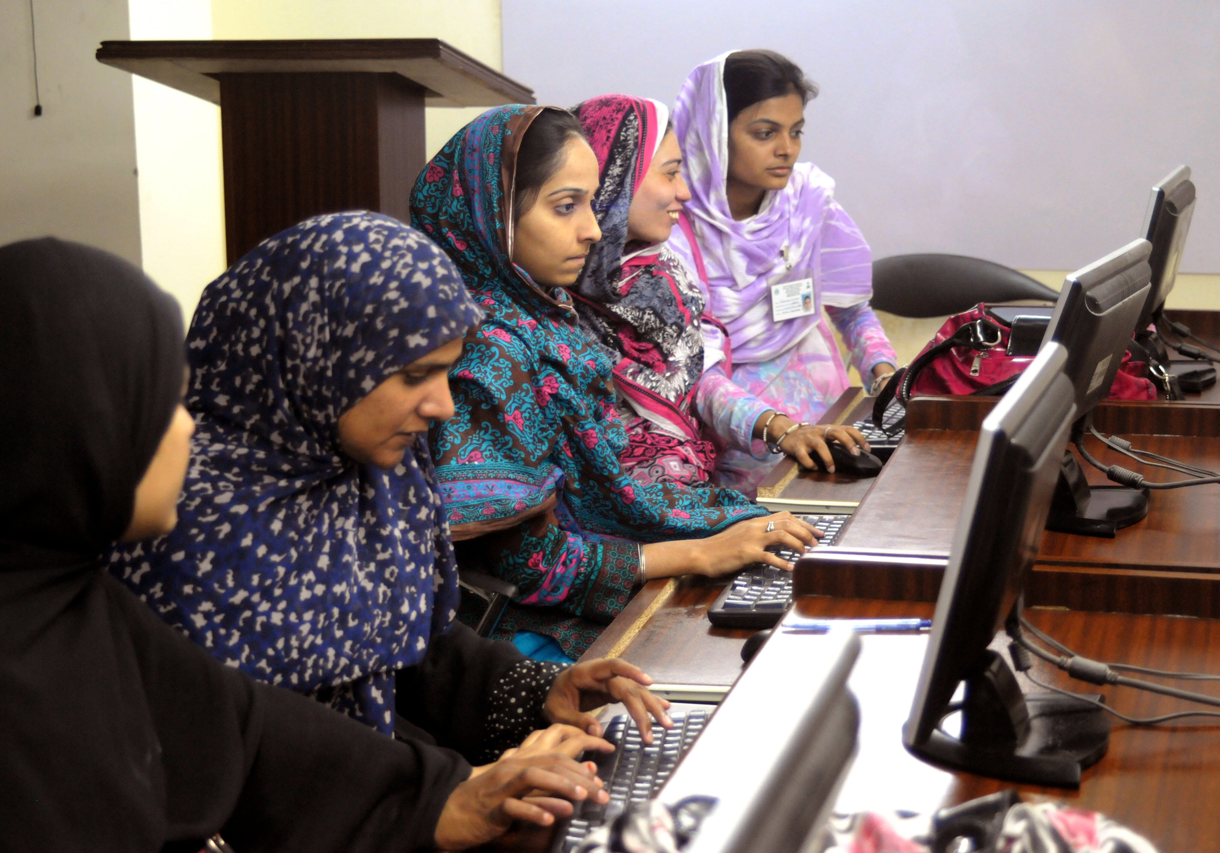 HYDERABAD: PAKISTAN: Students of the Computer Sciences at Khowaja Institute of Information Technology (KIIT) in Hyderabad, learn computing skills. The KIIT provides training and skill development programs to help graduates rise to the challenges. Photo: Visual News Associates / World Bank